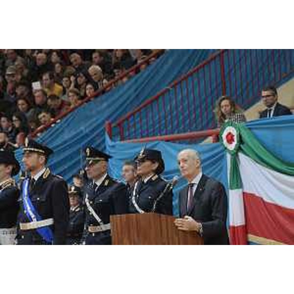 Il capo della Polizia Franco Gabrielli interviene alla cerimonia di giuramento degli allievi del 206esimo corso di formazione della Scuola agenti Polizia Stato Vincenzo Raiola, intitolato a Matteo Demenego e Pierluigi Rotta.