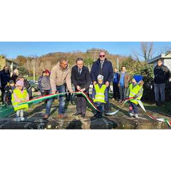 L'assessore alle Risorse forestali del Friuli Venezia Giulia, Stefano Zannier, assieme all'assessore all'Ambiente del Comune di Gorizia, Francesco Del Sordi, al taglio del nastro dell'area verde di Bosco Piuma - Gorizia, 3 dicembre 2019.