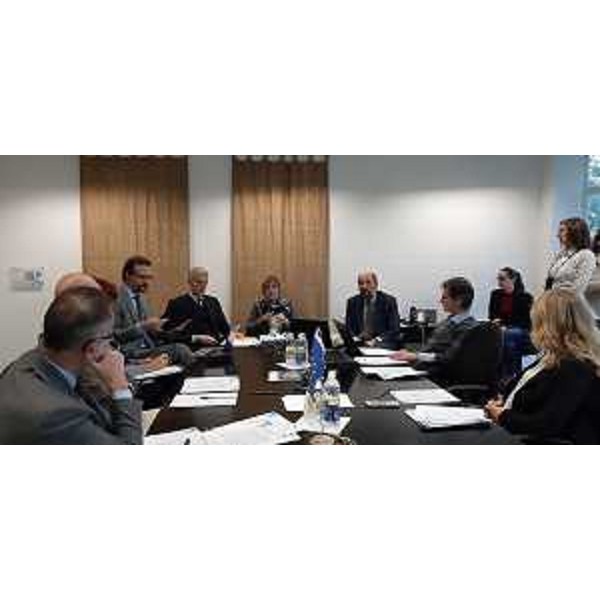 L'assessore Fvg a Finanze con delega a Por Fesr, Barbara Zilli (al centro), al tavolo sui fondi europei per le imprese