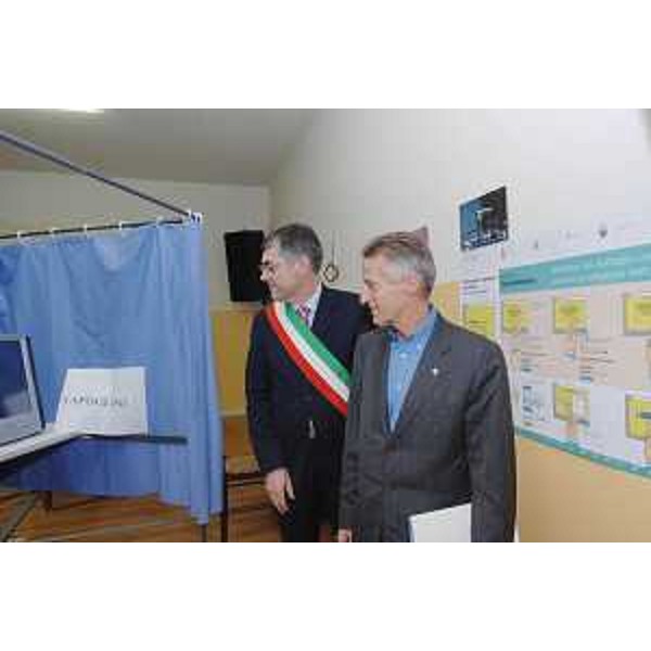 Riccardo Illy (Presidente Regione Friuli Venezia Giulia) visita uno dei seggi con voto elettronico in occasione del referendum per la fusione dei Comuni di Campolongo al Torre e Tapogliano. (Tapogliano 24/11/07)