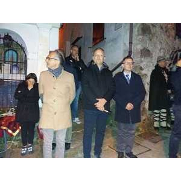 L'assessore Fvg alla Montagna, Stefano Zannier (a dx), all'inaugurazione del Presepe di Poffabro con il presidente del CR Fvg, Piero Mauro Zanin (a sx) e il sindaco di Frisanco, Sandro Rovedo