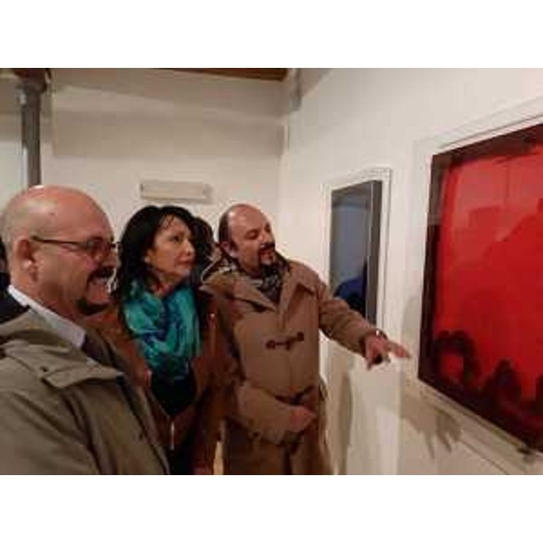 L'assessore Fvg al Patrimonio, Sebastiano Callari (a sx), con il sindaco di Monfalcone, Anna Maria Cisint, e l'assessore comunale alla Cultura, Luca Fasan, all'inaugurazione della mostra di Lucio Fontana