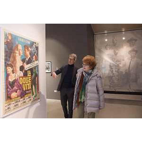 L'assessore Fvg alla Cultura, Tiziana Gibelli, visita la mostra fotografica su Fellini insieme al supervisore Guido Comis