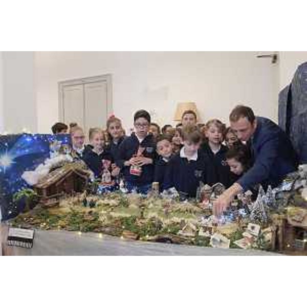 Il governatore della Regione FVG, Massimiliano Fedriga, con gli allievi del "Sacro Cuore di Gesù" di Trieste che hanno allestito il presepe nel Palazzo della Regione