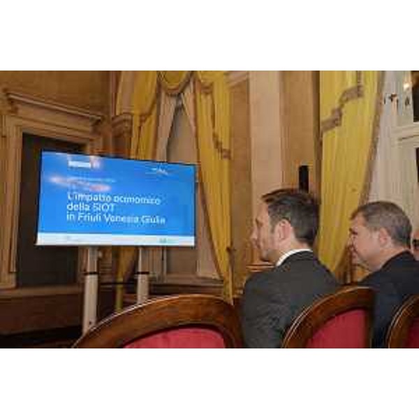 Un momento della presentazione nel palazzo della Regione dello studio sul ruolo economico della società che gestisce il tratto italiano dell'Oleodotto Transalpino, commissionato dal Gruppo Tal al Mib Trieste School of Management.