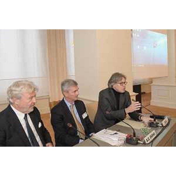L'assessore Fvg alle Attività produttive, Sergio Emidio Bini (a dx), al Business Forum Fvg-Lux