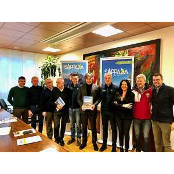 L'assessore regionale alle Attività produttive, Sergio Emidio Bini, con amministratori, operatori, testimonial di #sappadaterradicampioni