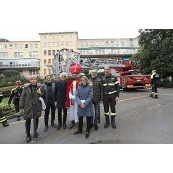 Il vicegovernatore della Regione FVG, Riccardo Riccardi, assieme ai Vigili del Fuoco e la dirigenza del Burlo Garofolo 