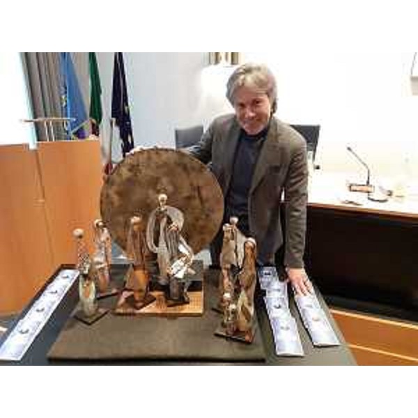 L'assessore al Turismo del Friuli Venezia Giulia, Sergio Emidio Bini, nella sede della Fondazione Friuli, con una delle creazioni presepiali del progetto Presepi Fvg.