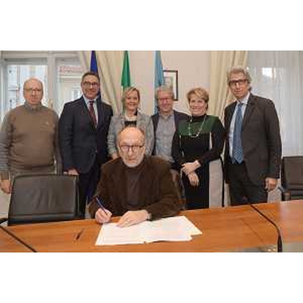 Il vicegovernatore Fvg con delega alla Salute, Riccardo Riccardi, alla firma dell'accordo integrativo con i medici professionisti ambulatoriali