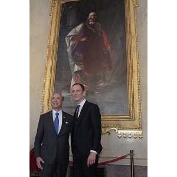 Uno scatto del governatore della Regione FVG, Massimiliano Fedriga, insieme all'ambasciatore Lewis Michael Eisenberg nel Salone di Rappresentanza del Palazzo della Regione a Trieste