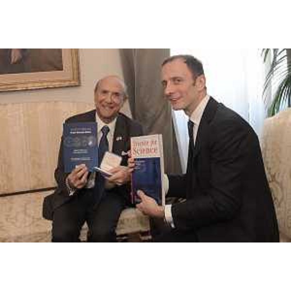 Il governatore della Regione FVG, Massimiliano Fedriga, dona all'ambasciatore Lewis Michael Eisenberg alcune pubblicazioni dedicate al Friuli Venezia Giulia
