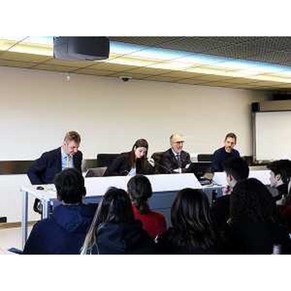 Il vicegovernatore del Friuli Venezia Giulia con delega alla Protezione civile, Riccardo Riccardi, con il referente regionale delle consulte studentesche, Emanuele Bertoni, il direttore della Protezione civile Fvg, Amedeo Aristei e gli studenti nel Centro operativo della Protezione civile Fvg.