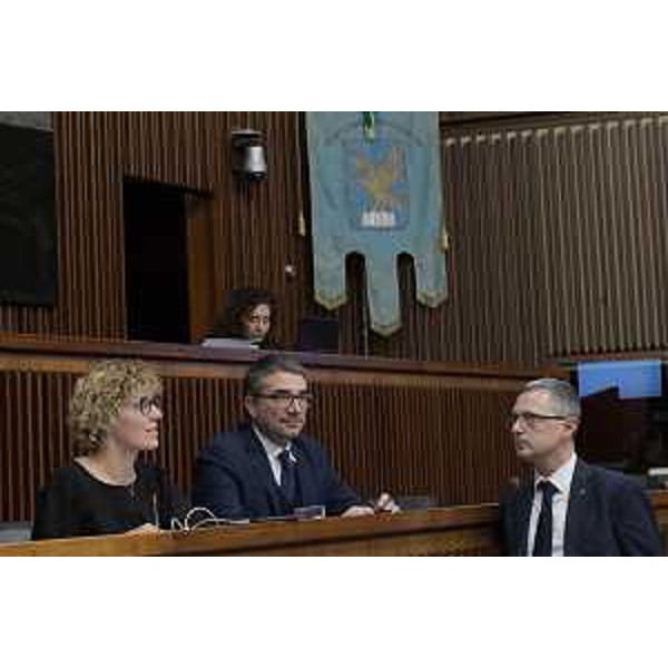 Gli assessori regionali alle Finanze, Barbara Zilli, alle Risorse agroalimentari, forestali e alla Montagna, Stefano Zannier, e alle Autonomie locali, Sicurezza e Politiche comunitarie, Pierpaolo Roberti, durante la seduta del Consiglio regionale dedicata alla legge di stabilità 2020