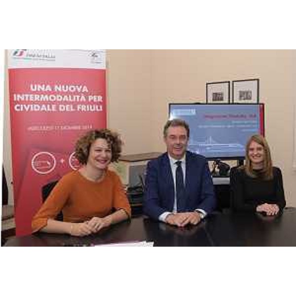 L'assessore regionale a Infrastrutture e Territorio Graziano Pizzimenti con a sinistra il direttore Trenitalia Fvg Elisa Nannetti e a destra la responsabile comunicazione e marketing di Ferrovie Udine Cividale (Fuc) Sabrina Paola Manzini.