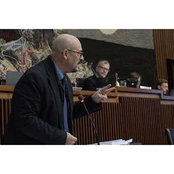 L'assessore regionale al Patrimonio, demanio, servizi generali e sistemi informativi, Sebastiano Callari, interviene, nel corso della seduta del Consiglio regionale, sulle nuove norme per lo sviluppo del territorio 