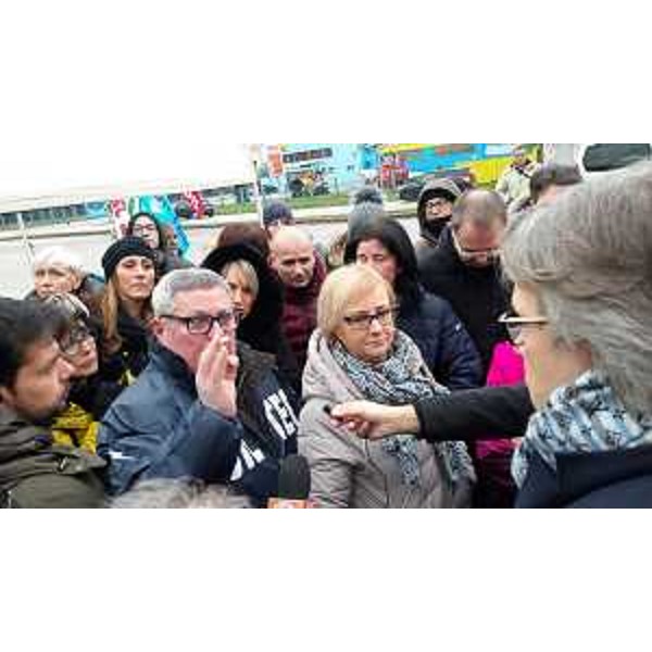 L’assessore regionale alle Attività produttive, Sergio Emidio Bini, interviene alla manifestazione dei 250 lavoratori della Safilo di Martignacco, che davanti allo stabilimento hanno organizzato un presidio. (Foto ARC)