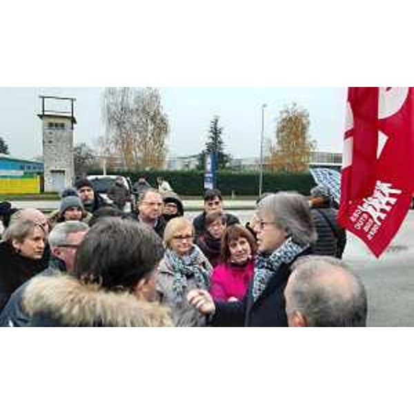 L’assessore regionale alle Attività produttive, Sergio Emidio Bini, interviene alla manifestazione dei 250 lavoratori della Safilo di Martignacco, che davanti allo stabilimento hanno organizzato un presidio. (foto ARC)