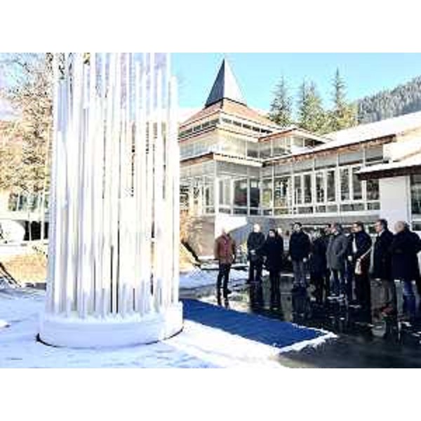 La cerimonia di inaugurazione dell'installazione "Abbraccio" ad Arta terme alla presenza dell'assessore regionale alle Attività produttive Sergio Emidio Bini. (Foto ARC)