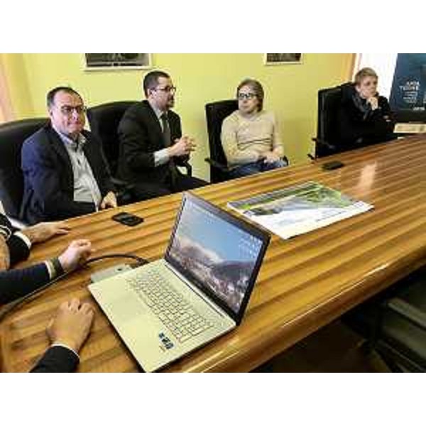 L'assessore regionale al Turismo Sergio Emidio Bini nell'incontro in Municipio ad Arta Terme con il sindaco Luigi Gonano, i gestori della struttura turistica e sanitaria delle Terme e il presidente del Consorzio turistico della Carnia (Foto ARC)