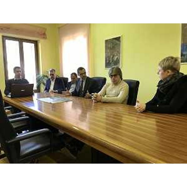 L'assessore regionale al Turismo Sergio Emidio Bini nell'incontro in Municipio ad Arta Terme con il sindaco Luigi Gonano, i gestori della struttura turistica e sanitaria delle Terme e il presidente del Consorzio turistico della Carnia (Foto ARC)