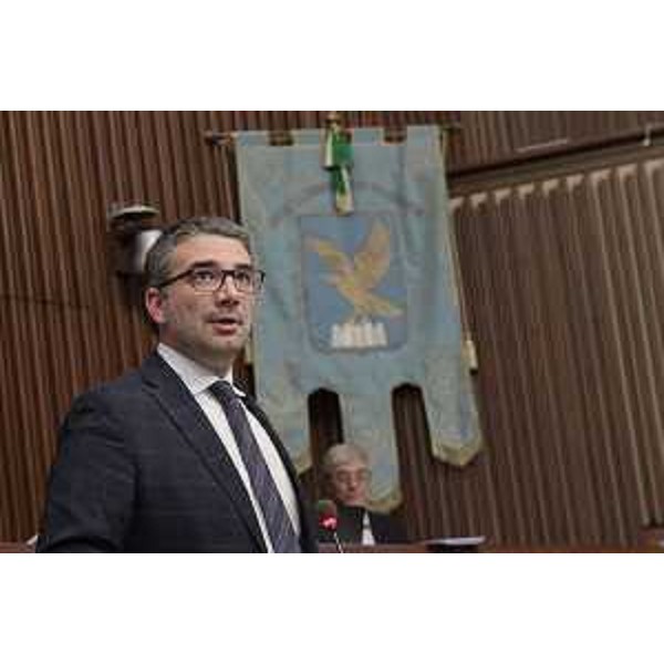L'assessore regionale alle Autonomie locali, Pierpaolo Roberti, in aula durante la discussione sulla Legge di stabilità 2020 (Foto ARC)