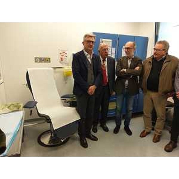 Al centro della foto il vicegovernatore del FVG, Riccardo Riccardi, al momento della consegna delle sedie attrezzate per i prelievi (Foto ARC)