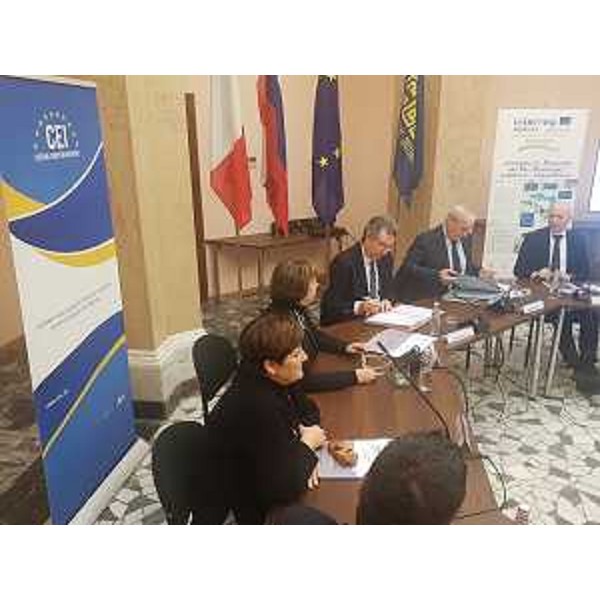 L'assessore alle Infrastrutture e territorio, Graziano Pizzimenti, alla sottoscrizione del 'Memorandum of Understanding' per la promozione dei servizi esaminati nell'ambito del progetto Inter-Connect, siglato oggi nella sede del Segretariato esecutivo dell'Iniziativa Centro Europea (Ince) dalla Regione Fvg, dai Comuni di Trieste, Muggia e Capodistria, dalla Trieste Trasporti e da Liberty Lines. (Foto ARC)