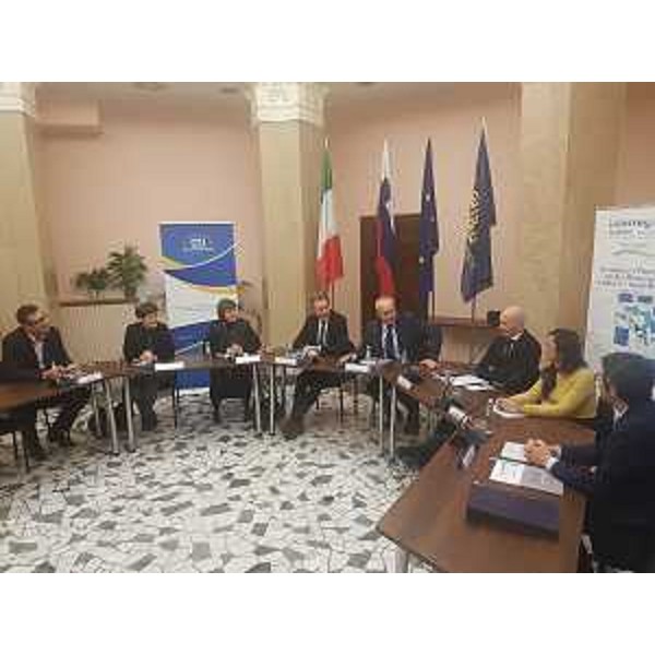 L'assessore alle Infrastrutture e territorio, Graziano Pizzimenti, alla sottoscrizione del 'Memorandum of Understanding' per la promozione dei servizi esaminati nell'ambito del progetto Inter-Connect, siglato oggi nella sede del Segretariato esecutivo dell'Iniziativa Centro Europea (Ince) dalla Regione Fvg, dai Comuni di Trieste, Muggia e Capodistria, dalla Trieste Trasporti e da Liberty Lines. (Foto ARC)