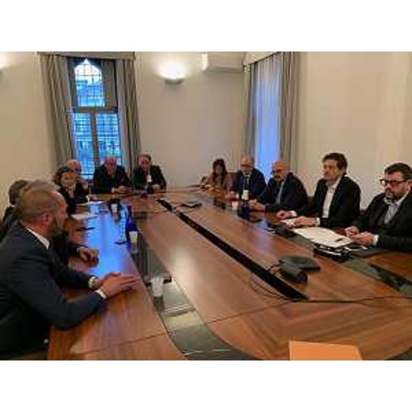 L'assessore regionale Sebastiano Callari con il direttivo Anci a Udine