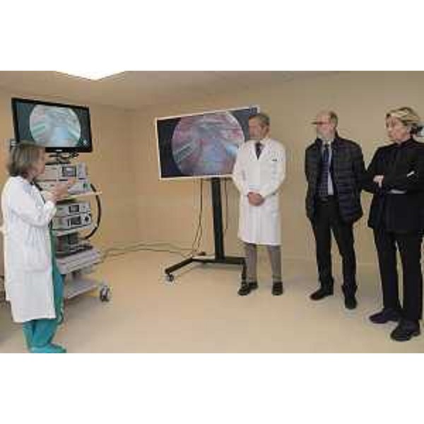 Un momento dell'inaugurazione. Da sinistra la responsabile della Ssd Breast Unit Marina Bortul, il direttore della Clinica chirurgica di Trieste Nicolò de Manzini, il vicegovernatore Fvg Riccardo Riccardi e la presidente della Fondazione CRTrieste Tiziana Benussi. ( Foto ARC Montenero)