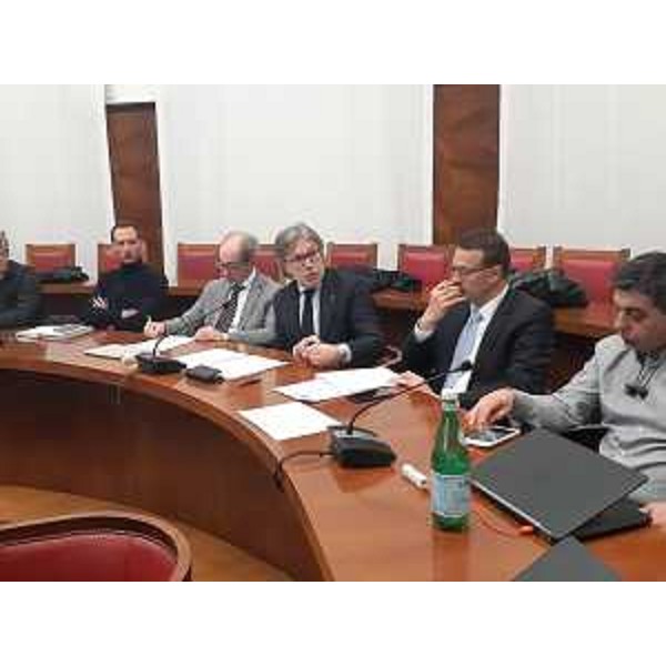 L'assessore regionale Sergio Emidio Bini mentre interviene al tavolo sulla Flex