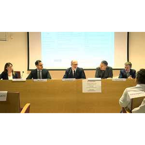Il vicegovernatore della Regione FVG, Riccardo Riccardi, mentre interviene al convegno sul tumore alla prostata 