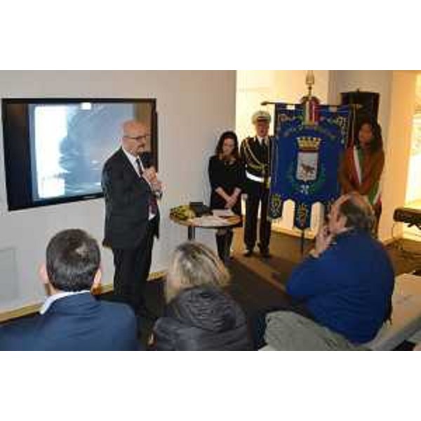 L'assessore regionale al Patrimonio del Friuli Venezia Giulia, Sebastiano Callari, alla cerimonia dedicata alla presentazione di un nuovo pannello nel Memoriale delle vittime dell'amianto all'interno del Museo della cantieristica di Monfalcone. (Foto ARC Galletto)