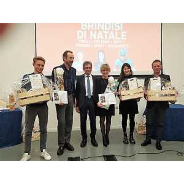 L'assessore regionale Barbara Zilli con il patron della Asd Help Haiti Sante Chiarcosso, il direttore di PromoTurismo FVG Lucio Gomiero e i ciclisti Elena Cecchini, Matteo Fabbro e Daniele Pontoni, a Udine. (Foto ARC Regione)