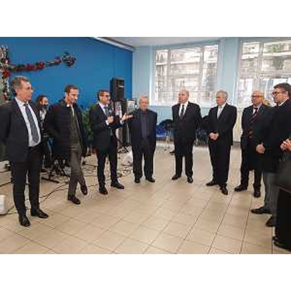 Un momento dello scambio di auguri fra le autorità e i vertici e il personale di Trieste Trasporti. Da sinistra nella foto l'assessore regionale alle Infrastrutture Pizzimenti, il governatore Fedriga, l'amministratore delegato di Trieste Trasporti Aniello Semplice, il presidente di Trieste Trasporti Pier Giorgio Luccarini, il sindaco di Trieste Roberto Dipiazza, l’amministratore delegato di Arriva Italia Angelo Costa, l'assessore alle Risorse umane del Comune di Trieste Michele Lobianco e l'assessore regionale alla Sicurezza Pierpaolo Roberti (Foto ARC Regione)