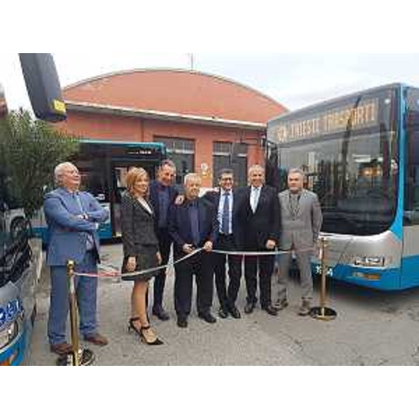 L'inaugurazione di una prima parte della nuova flotta aziendale della Trieste Trasporti. Al centro nella foto, insieme al presidente della Trieste Trasporti Pier Giorgio Luccarini, l'assessore regionale alla Difesa dell'ambiente Fabio Scoccimarro. (Foto ARC Regione)