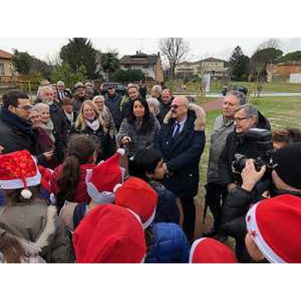 L'assessore Fvg al Patrimonio, Sebastiano Callari, all'inaugurazione del Giardino Benessere di Monfalcone con il sindaco Anna Maria Cisint e l'assessore comunale al Verde pubblico, Sabina Cauci 