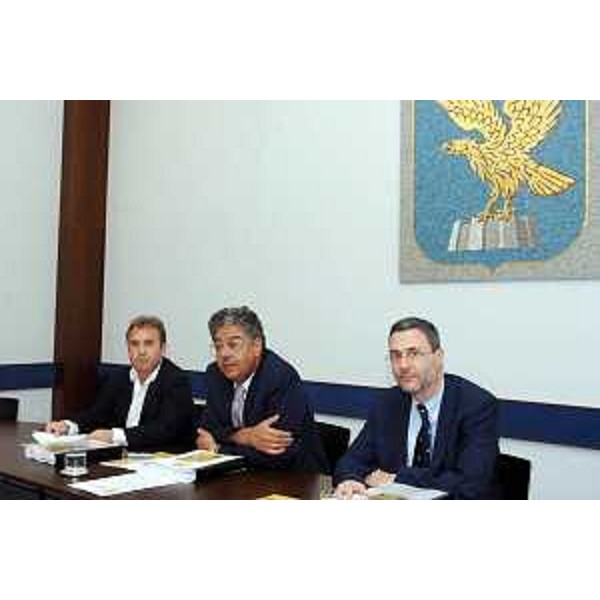 Roberto Antonaz (Assessore regionale all’istruzione, cultura, sport e pace) con Adriano Ossola (Curatore della Manifestazione) e Claudio Cressati (Assessore alla Cultura del Comune di Gorizia) (Trieste, 28/06/06)