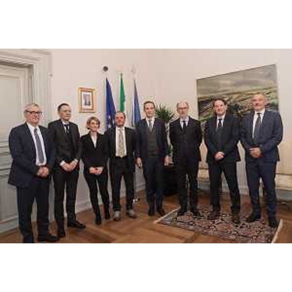 Nella foto, da sinistra, assieme al governatore Fedriga e al vice Riccardi, i nuovi direttori generali del Sistema sanitario regionale: Massimo Braganti (Asu FC), Giuseppe Tonutti (Arcs), Francesca Tosolini (Cro Aviano), Antonio Poggiana (Asu GI), Fedriga, Riccardi, Joseph Polimeni (As FO) e Stefano Dorbolò (Irccs Burlo Garofolo). (Foto ARC Montenero)
