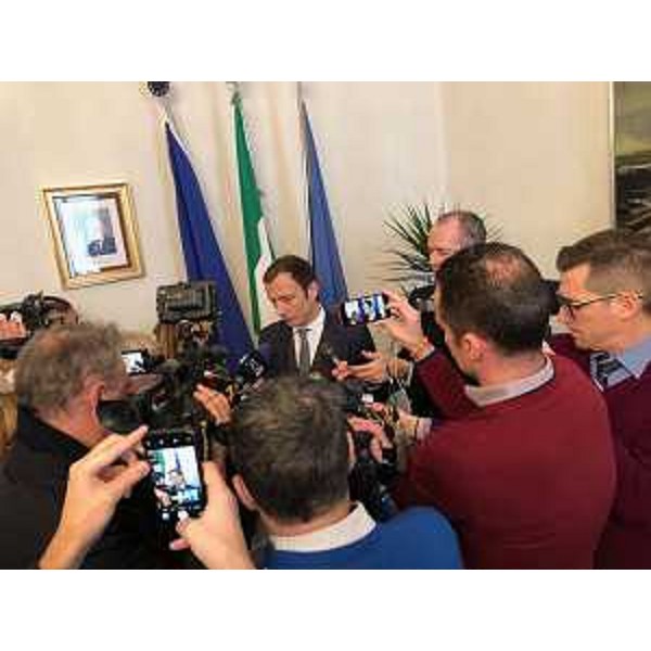 Il Governatore della Regione FVG, Massimiliano Fedriga, intervistato dopo la conferenza stampa di fine anno (Foto Regione FVG)