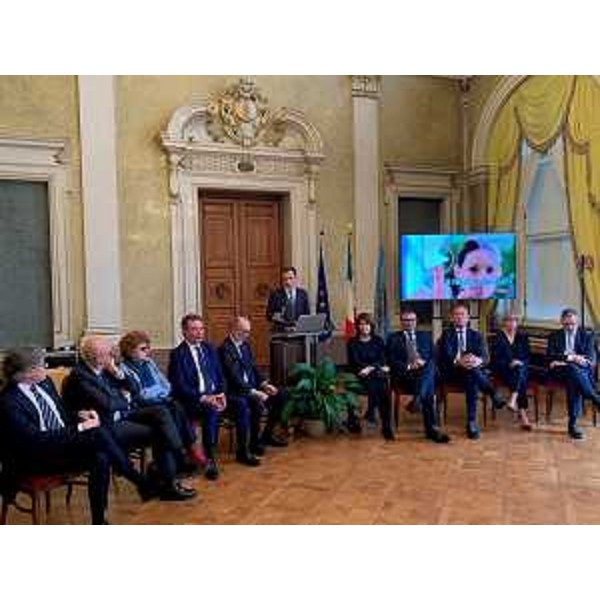 Il governatore del Friuli Venezia Giulia, Massimiliano Fedriga, e la Giunta regionale durante la conferenza stampa di fine anno (Foto ARC Montenero)