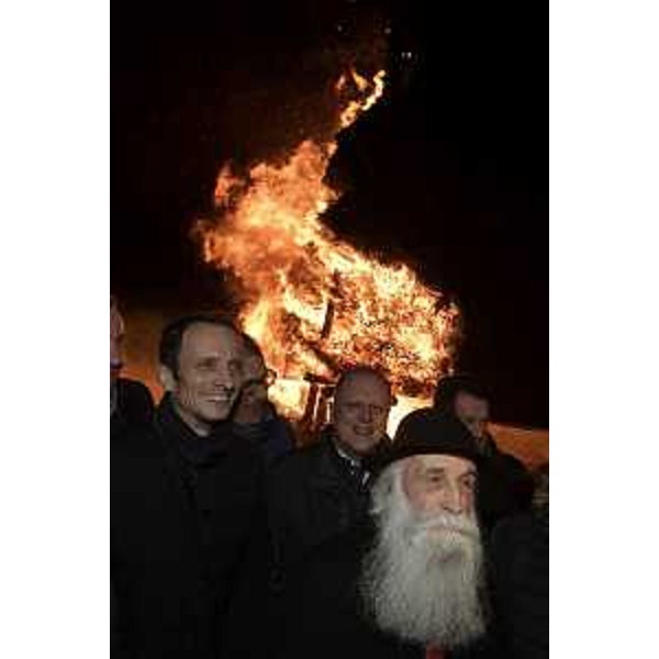 Il governatore del Friuli Venezia Giulia Massimiliano Fedriga assiste al Pignarûl grant di Tarcento con il Vecchio Venerando. (Foto ARC Montenero)