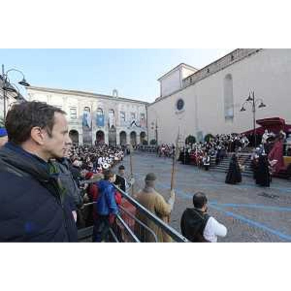 Il governatore della Regione FVG, Massimiliano Fedriga, assiste alla rievocazione storica a Cividale. (Foto ARC Montenero)