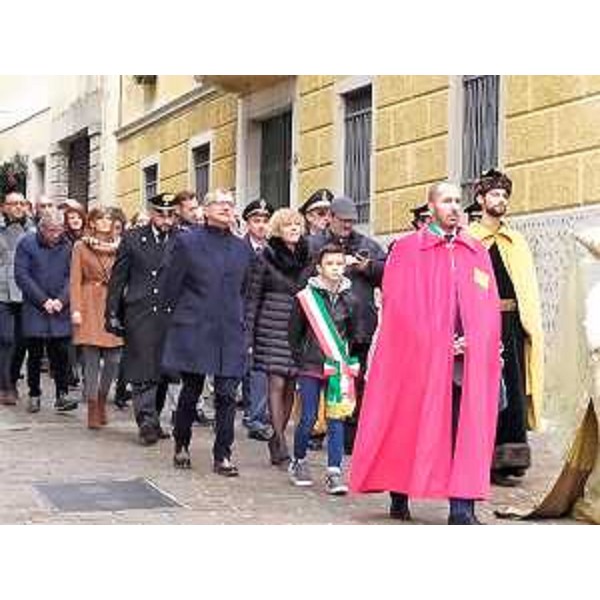 L'assessore regionale, Barbara Zilli, in corteo da palazzo Boton verso il duomo di Gemona in occasione della rievocazione storica per la Messa del Tallero. (Foto Regione FVG)