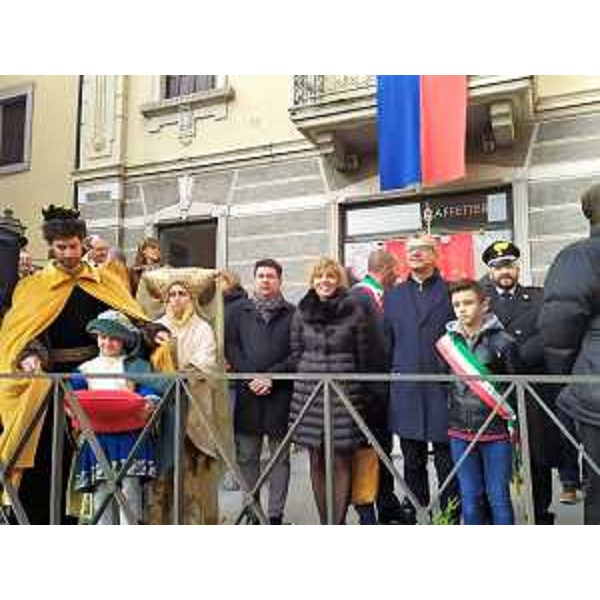 L'assessore regionale, Barbara Zilli, con il presidente del Consiglio regionale Piero Mauro Zanin nel corteo verso il duomo. (Foto Regione FVG)