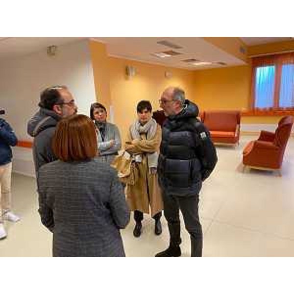 Il vicegovernatore del Friuli Venezia Giulia, Riccardo Riccardi, durante la sua visita alla Asp Muner di Lovaria (Foto Regione FVG)