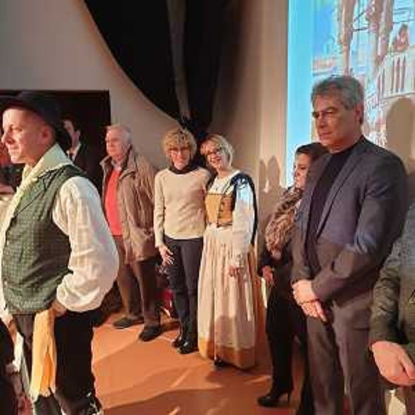 L'assessore regionale, Barbara Zilli, a Pagnacco, con una delle protagoniste della serata (Foto Regione FVG)