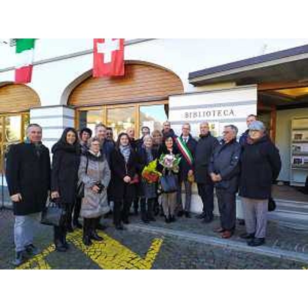 L'assessore regionale alle Finanze, Barbara Zilli, alla cerimonia di intitolazione della biblioteca comunale di Artegna al già sindaco, Madussi. (Foto Regione FVG)
