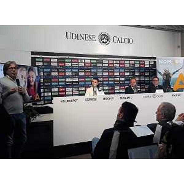 L’assessore regionale al Turismo, Sergio Emido Bini, alla presentazione nella sala stampa dello stadio Dacia Arena (Foto ARC Pozzetto)